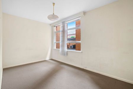 Conveniently Located Ground Floor Apartment With Brand-new Carpet - Photo 2