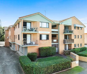 Top-Floor Apartment Opposite the Broadwater – Freshly Updated & Rea... - Photo 6