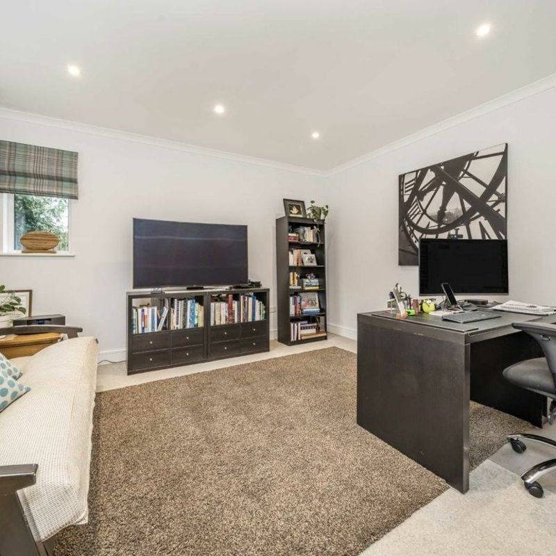 Kingswood Avenue, Hampton, TW12 - Photo 1