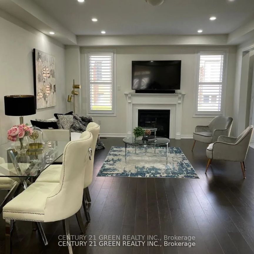 141 BARKERVILLE DRIVE E - Photo 1