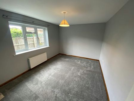 Detached bungalow to rent on - Photo 2