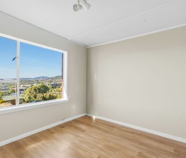 Views, Space and Comfort in an Elevated Chigwell Position - Photo 5
