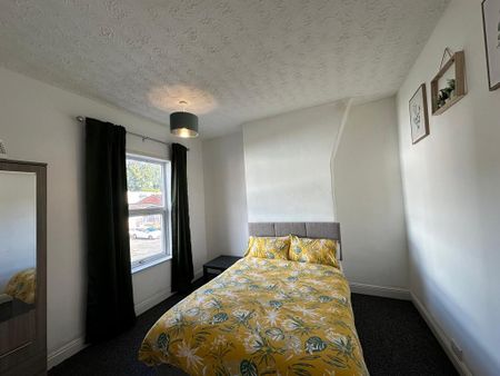 3 bedroom house of multiple occupation to rent - Photo 3