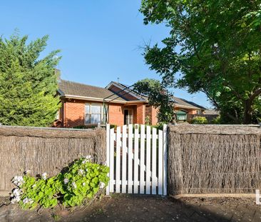 Charming Three - Bedroom Cottage in Desirable Myrtle Bank - Photo 6