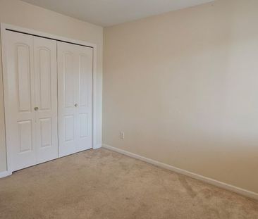 4bed + den 2bath Main Floor; Downtown – Now - Photo 5