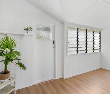 Beautiful Renovated Queenslander&excl; - Photo 2