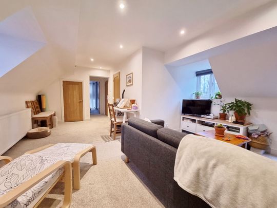 2 bed apartment to rent in High Street, Kenilworth, CV8 - Photo 1