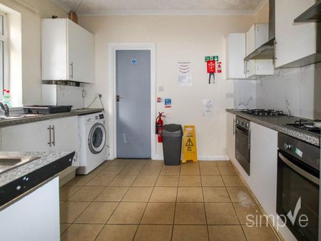 1 bedroom in a house share to rent - Photo 2