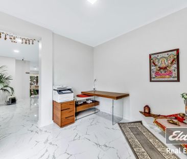 Beautiful double storey opposite the Wyndham Village shopping centre ! - Photo 4