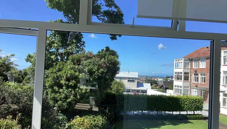 A beautiful, large, light apartment - Photo 5