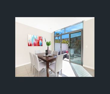 3-Bedroom Townhouse with Direct Street Frontage - Photo 3