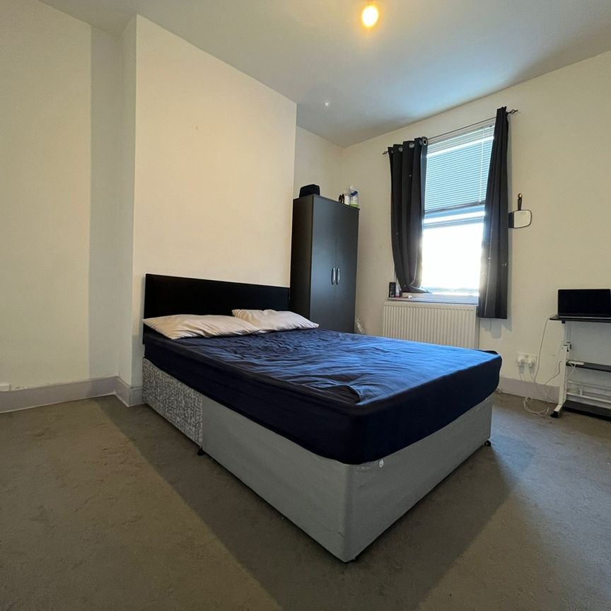 Room in a Shared House, High Street Colliers Wood, SW19 - Photo 1