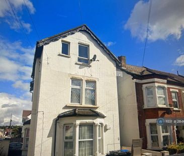 1 bedroom in a flat share to rent - Photo 2