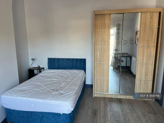 1 bedroom in a house share to rent - Photo 1