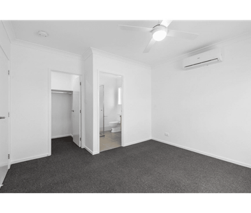 Beautiful Four Bedroom House in the Heart of Victoria Point - Photo 2