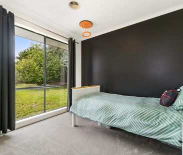 4 Bedroom Home with Massive Garage/Workshop - Photo 6