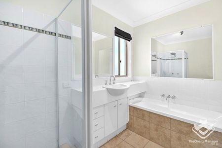 Family Home in a Quiet Robina Cul-de-sac â Spacious, Comfortable & Convenient - Photo 2