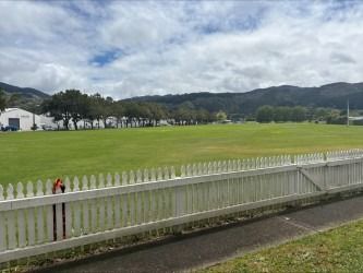 Tidy 2 bedroom unit - Photo 2