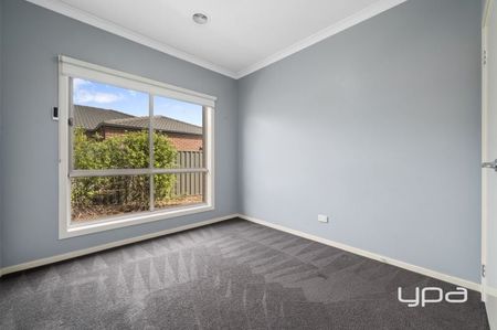 4 BEDROOM FAMILY HOME WITH RUMPUS - Photo 4