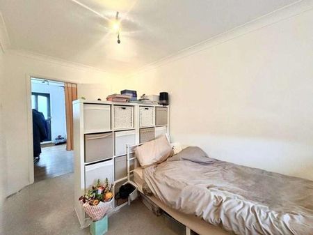 The Parade, Frimley, Camberley, Surrey, GU16 - Photo 2