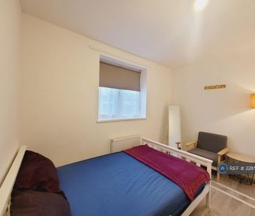 1 bedroom in a house share to rent - Photo 2