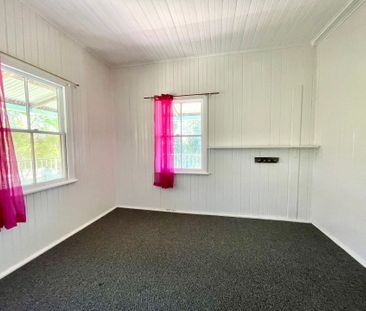 Peaceful 3 Bedroom Farmhouse in Woodford Island with Water Included - Photo 4