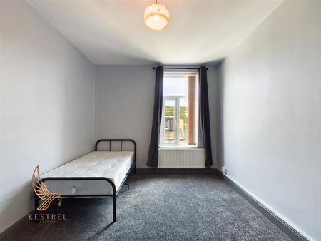 4 bedroom end of terrace house to rent - Photo 3