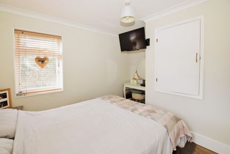 2 bedroom semi-detached house to rent - Photo 4