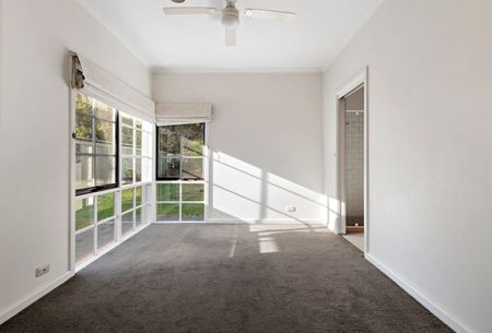 Charming Family Home Backing Onto Parkland - Photo 2