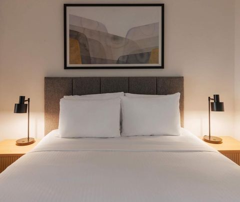 Fully Serviced Apartment living close to Universities, Hospital and few minute tram ride to Melbourne CBD - Photo 1