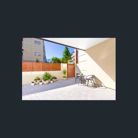 Sun Drenched North Facing Ground Floor Apartment with Spacious Courtyard and Lock up garage - Photo 3