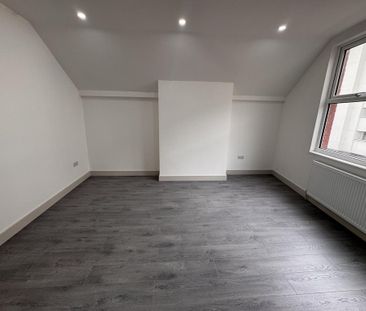 3 bedroom flat to rent - Photo 4