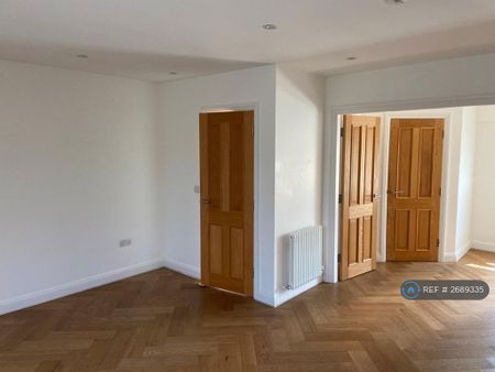 2 bedroom flat to rent - Photo 2