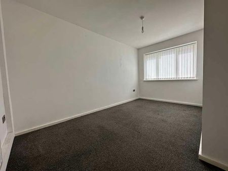 Fewster Square, Gateshead, NE10 - Photo 3