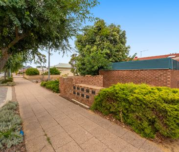 Modern Villa in Prime Location – Walk to the Foreshore! - Photo 5