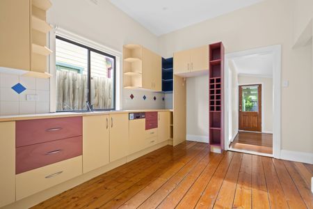 Delightful Three Bedroom - Photo 5