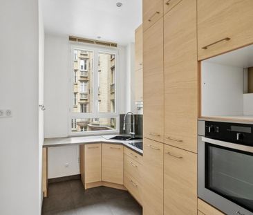 Location Appartement 3 pièces 99m² PARIS 17ème - Photo 5