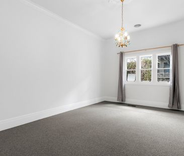 SPACIOUS FAMILY HOME IN PRIME BRIGHTON LOCATION. - Photo 1