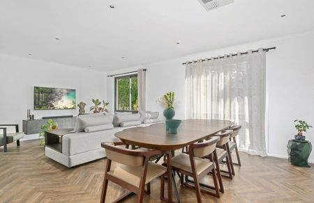 Modern Family 5 Bedroom Home with Poolside Living & Westleigh Convenience! - Photo 3