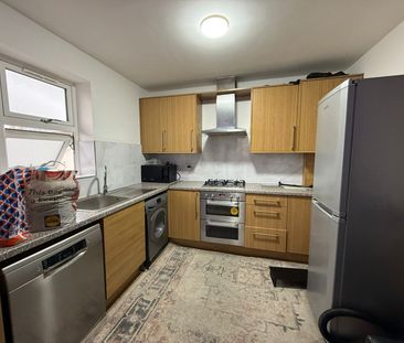 One bedroom Flat close to ilford station ideal for working couples-... - Photo 4