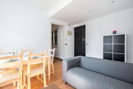 Large double room in Calle Valencia - Photo 3