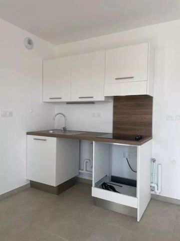 location Appartement T2 DE 42.4m² À ARLES - Photo 4