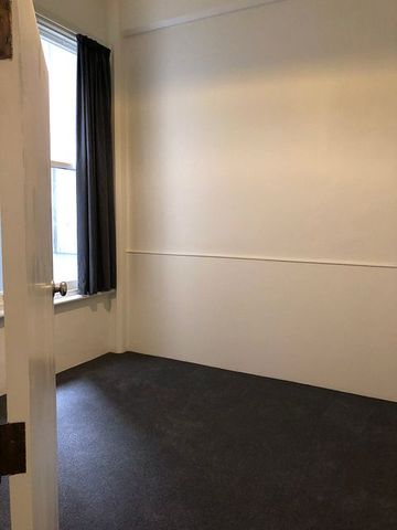 Central Wellington 4‑Bedroom Apartment - Photo 3