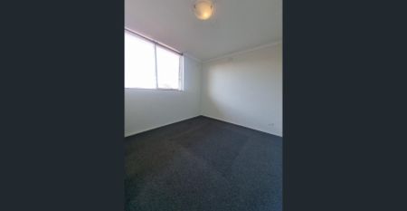 Charming Flat in Prime Location - Photo 3