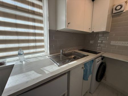 1 Bed Flat, Strathmore Court, UB5 - Photo 4