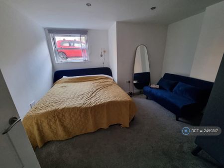 1 bedroom flat to rent - Photo 2