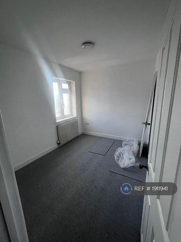 5 bedroom semi-detached house to rent - Photo 4