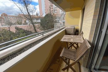 Apartamento T2 para arrendamento sem móveis com piscina nas Laranjeiras, Lisboa
