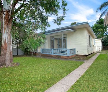 TWO BEDROOM HOUSE IN CONVENIENT LOCATION - Photo 3