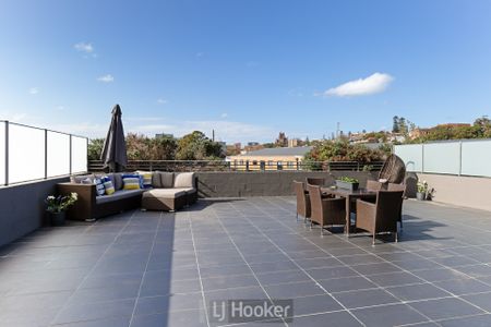 EXECUTIVE HARBOURSIDE LIVING WITH ENORMOUS ENTERTAINING DECK - Photo 5